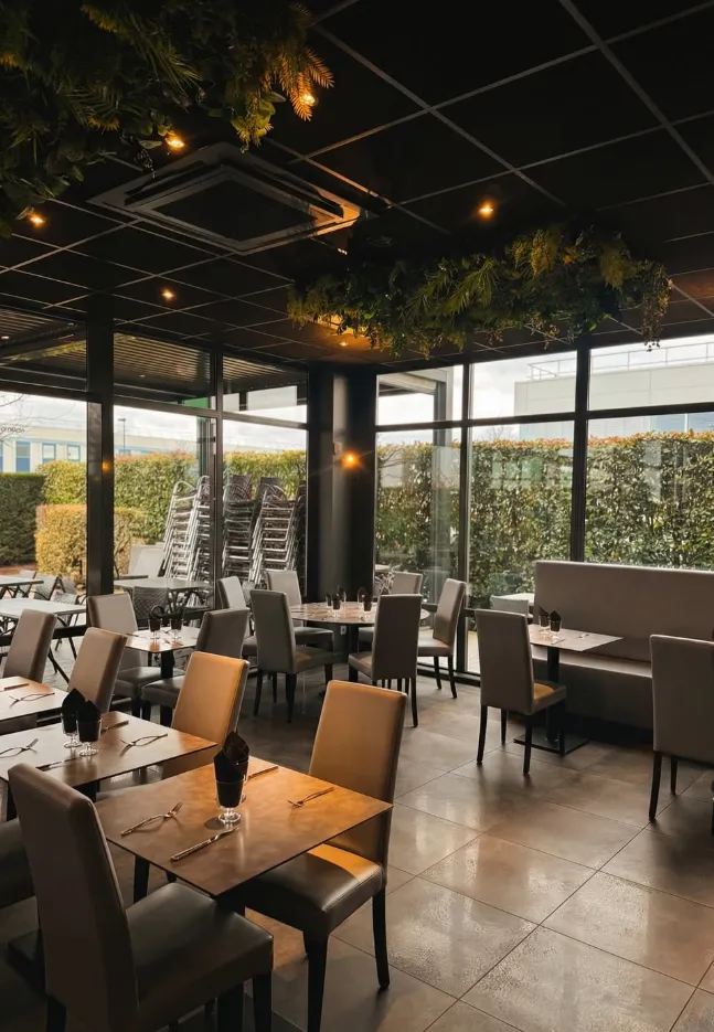 Salle du restaurant avec vue terrasse